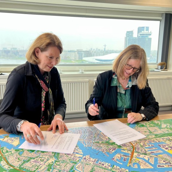 Afbeelding: Gerda van der Landen, CFO Port of Amsterdam (l), Louise Calviou CEO Argent Energy (r)