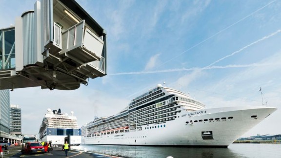 Cruiseschip bij Passenger Terminal Amsterdam